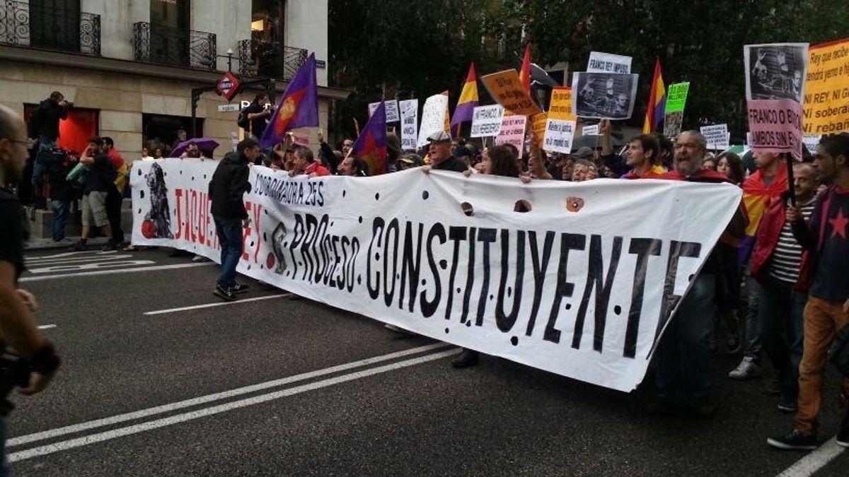 La Policía cifra en más de mil los asistentes a la marcha 'Jaque al Rey' e impide su paso a la Plaza de Oriente