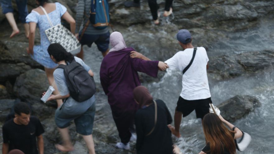 Imagen de personas escapando de las fuerzas antidisturbios marroquies que han desalojado a las masas que se encontraban cerca de la frontera con Ceuta. EFE / Mohamed Siali.