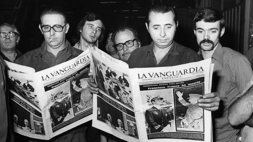 Barcelona 20-11-1975.- Los empleados de talleres del diario La Vanguardia Española fueron los primeros lectores del fallecimiento del Jefe de Estado, Francisco Franco, en una primera edición extraordinaria.