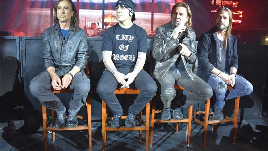 Maná pronostica "dificultades" a los "racistas" Trump y Santorum