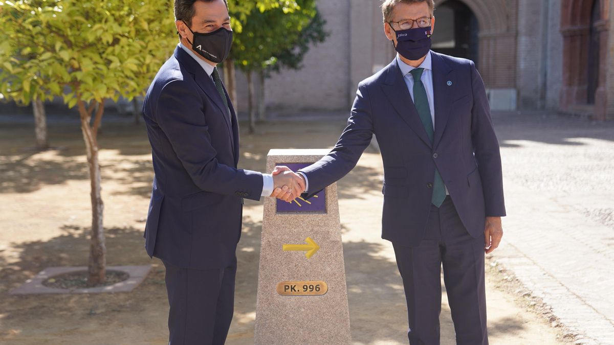 Archivo - Juanma Moreno (i.) y Alberto Núñez Feijóo, en Sevilla (Fotografía de archivo)