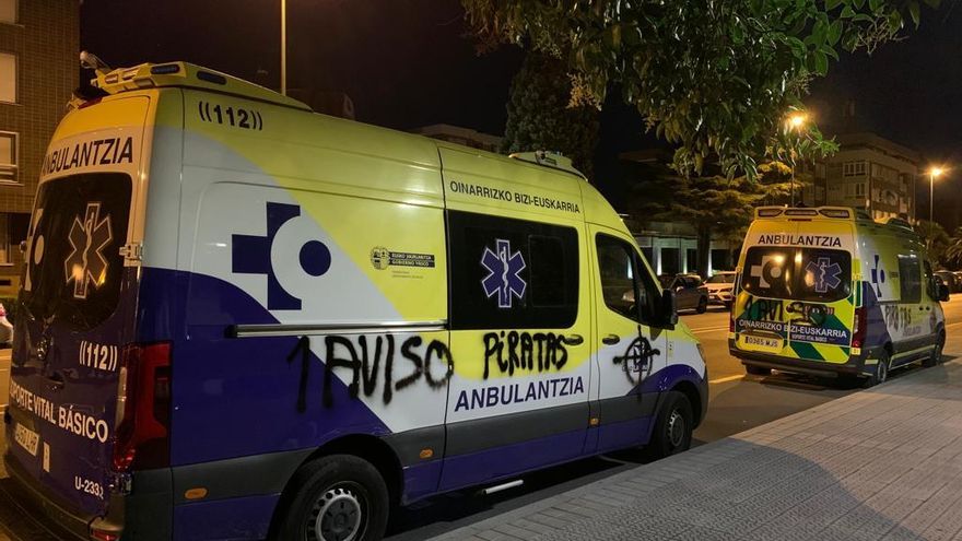Seis ambulancias, del Grupo La Pau, que prestan servicios a Osakidetza, saboteadas con pintadas  y ruedas pinchadas