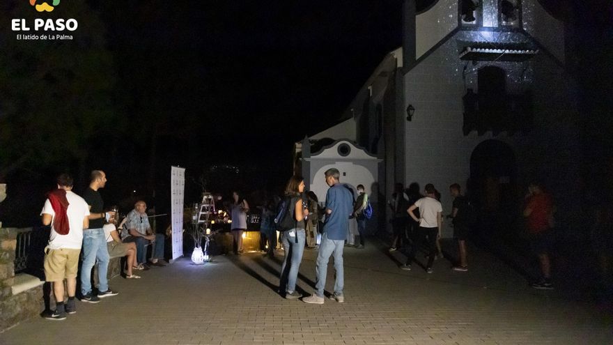 Participantes en el ´I Networking Turismo El Paso Petroglifos y Estrellas’ en la ermita del Pino de la Virgen