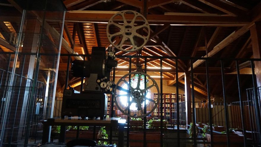 Proyector con el que cuentan en la biblioteca