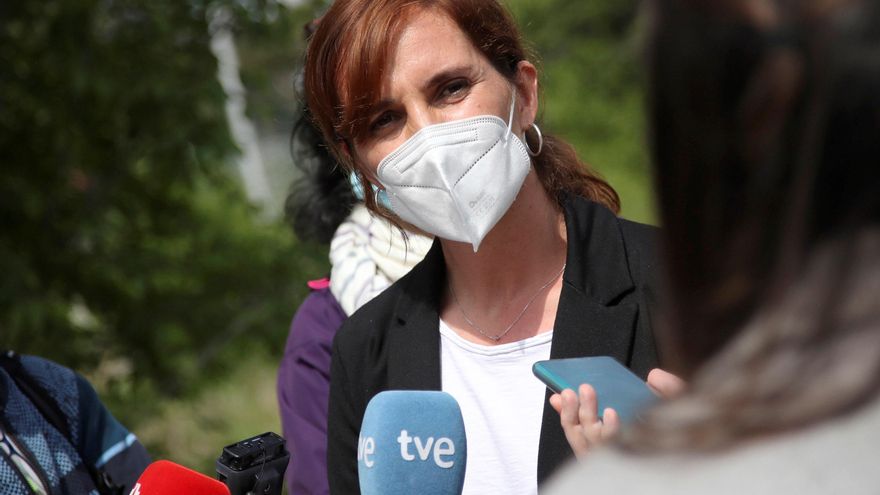 La candidata de Más Madrid a la Comunidad, Mónica García, atiende a la prensa tras visitar el solar de la antigua cárcel de Carabanchel. EFE/David Fernández