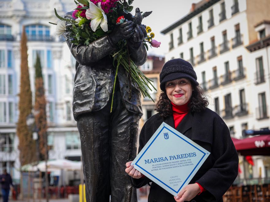 La hija de Marisa Paredes, María Isasi, junto a la estatua de Lorca con la placa dedicada por el PSOE a su madre