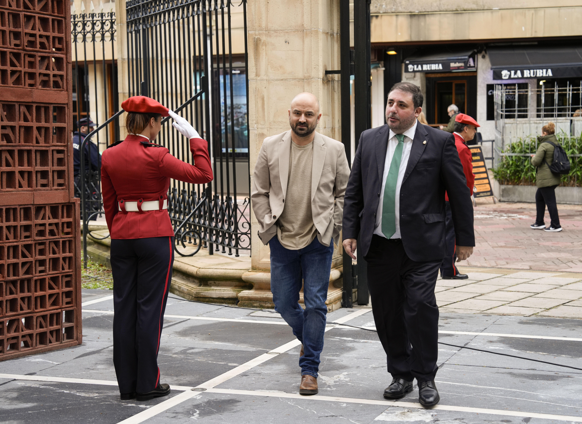 Unai Hualde, presidente del Parlamento de Navarra, y su asesor