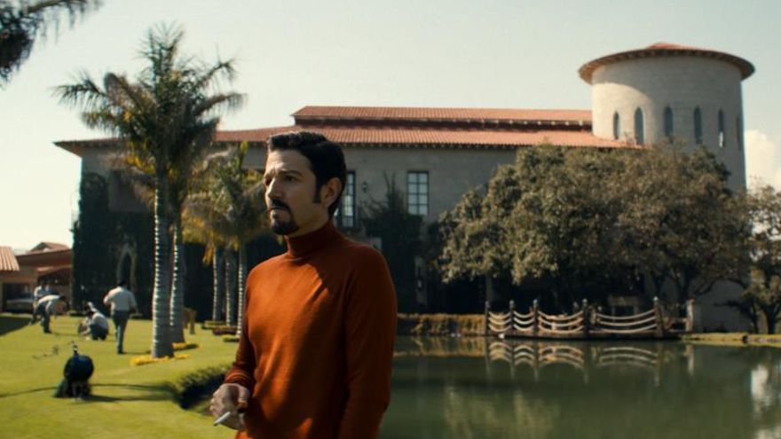 Fotograma cedido por Netflix que muestra a al actor Diego Luna en una escena de "Narcos: México". El descenso a los infiernos de Miguel Ángel Félix Gallardo, uno de los criminales mexicanos más temibles, continúa en la segunda temporada de "Narcos: México", cuyo protagonista Diego Luna dijo a Efe que la serie no va de "buenos o malos" sino del "sistema" que permite y explota el narcotráfico.