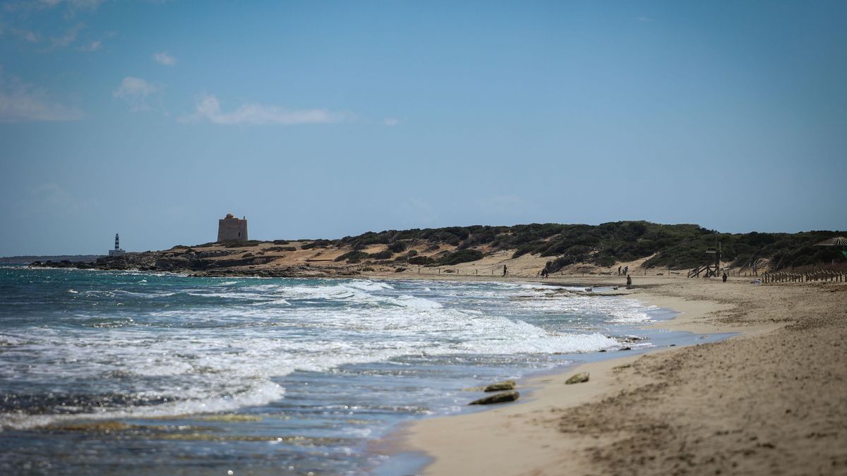 Al fondo de la playa de es Cavallet se sitúa la torre defensiva de ses Portes.