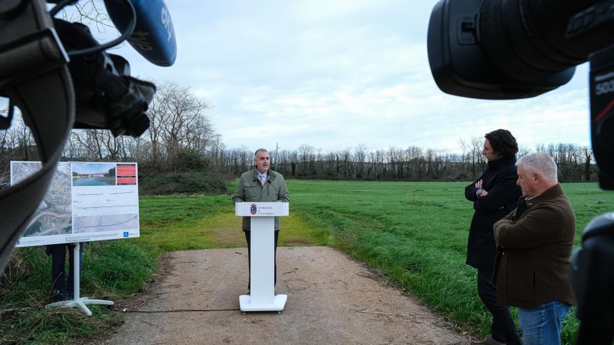 El consejero de Fomento, Roberto Media, visita las obras del enlace al polígono de Morero