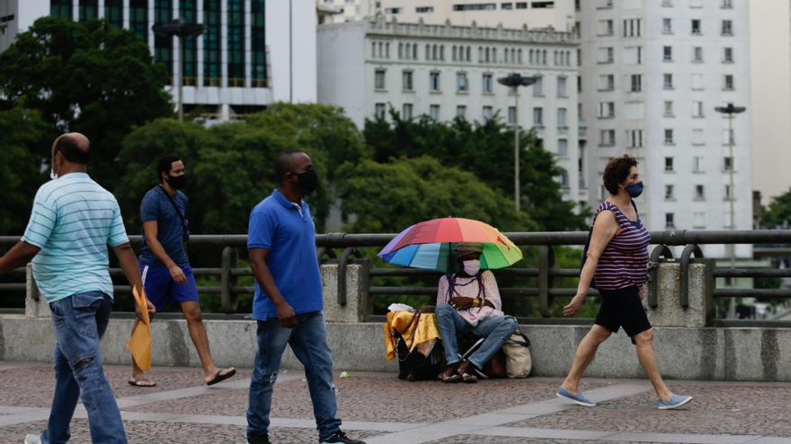 El Ministerio de Salud de Brasil divulgó que en las últimas 24 horas se presentaron 27.556 casos y 559 muertes, una cifra que interrumpió una racha de cinco días seguidos con más de mil óbitos diarios. EFE/Fernando Bizerra/Archivo