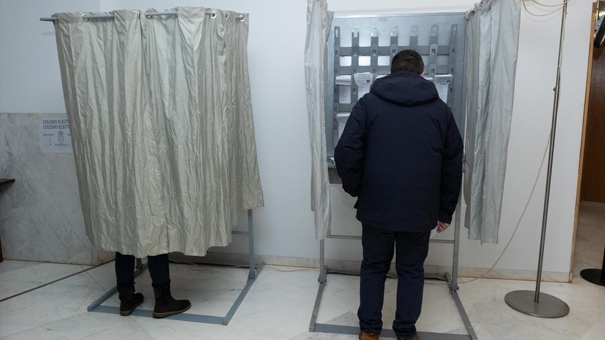 Abren los colegios electorales en Galicia a la espera de 2,2 millones de electores