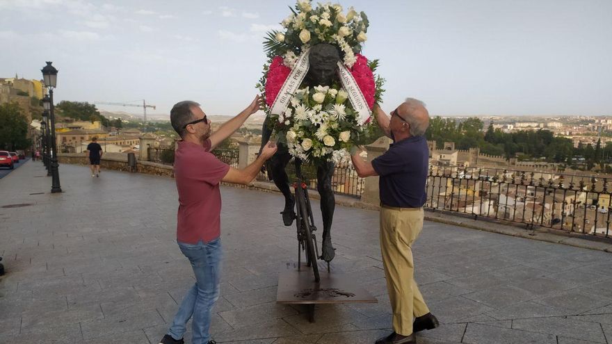 La empresa Soliss Seguros que sufragó en 2018 la estatua homenaje a Federico Martín Bahamontes depositaba una corona de flores en el lugar