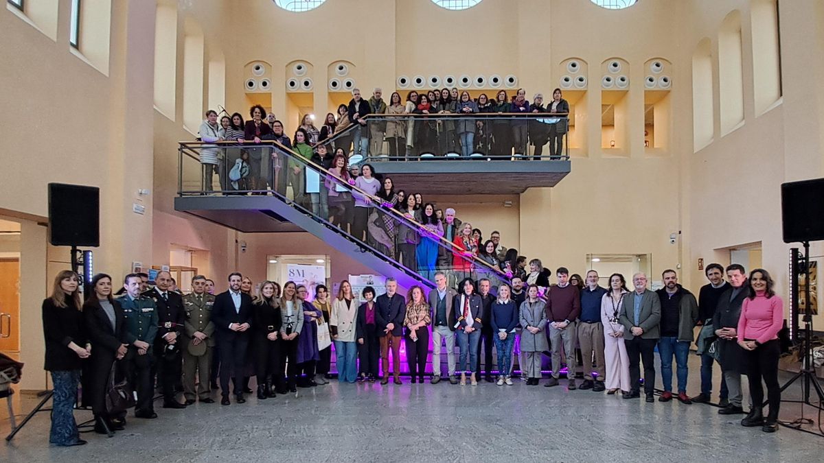 Tres generaciones de mujeres alzan la voz por la igualdad en el acto institucional del 8M del Ayuntamiento de Logroño