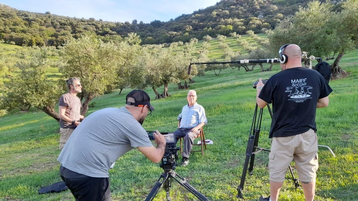 ‘Debajo de los olivos’, un documental que recupera la historia de las exhumaciones de fosas del franquismo en la Transición