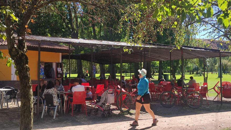 León obliga a abrir las terrazas del parque de La Candamia con horario fijo todo el año en el nuevo contrato
