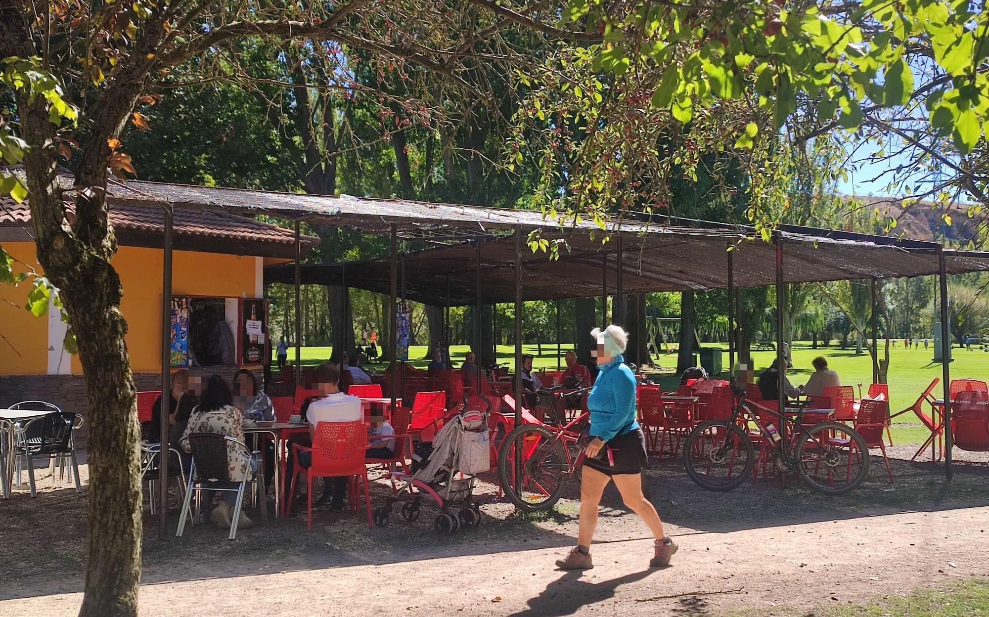 Imagen del parque de La Candamia en León, con una de sus dos terrazas hosteleras.