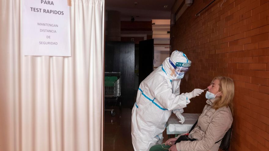 Una enfermera realiza una PCR a una a mujer. EFE/Marcial Guillén
