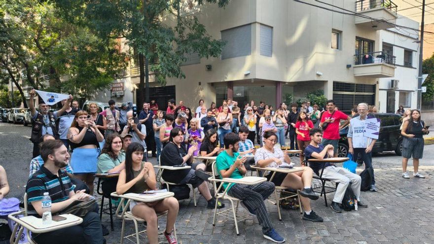 Los universitarios llevan las clases frente a una de las casas del jefe de Gabinete de Milei acusado de corrupción