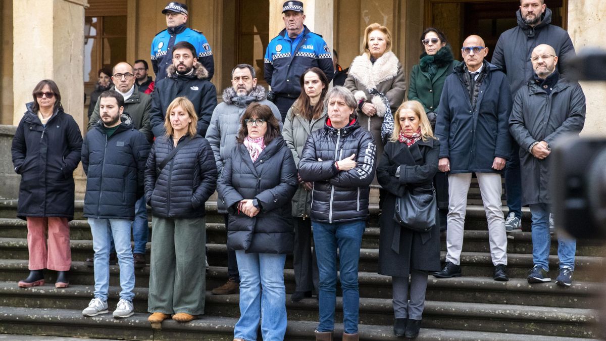 Minuto de silencio guardado en el Ayuntamiento de Soria en señal de solidaridad y apoyo con las víctimas y familiares del accidente ferroviario en Adamuz, Córdoba, este lunes.