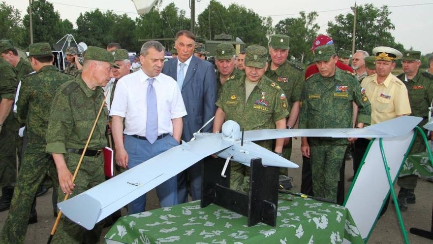 Soldados rusos y miembros del Ministerio de Defensa ante uno de los drones Zastava, en una imagen de 2013.