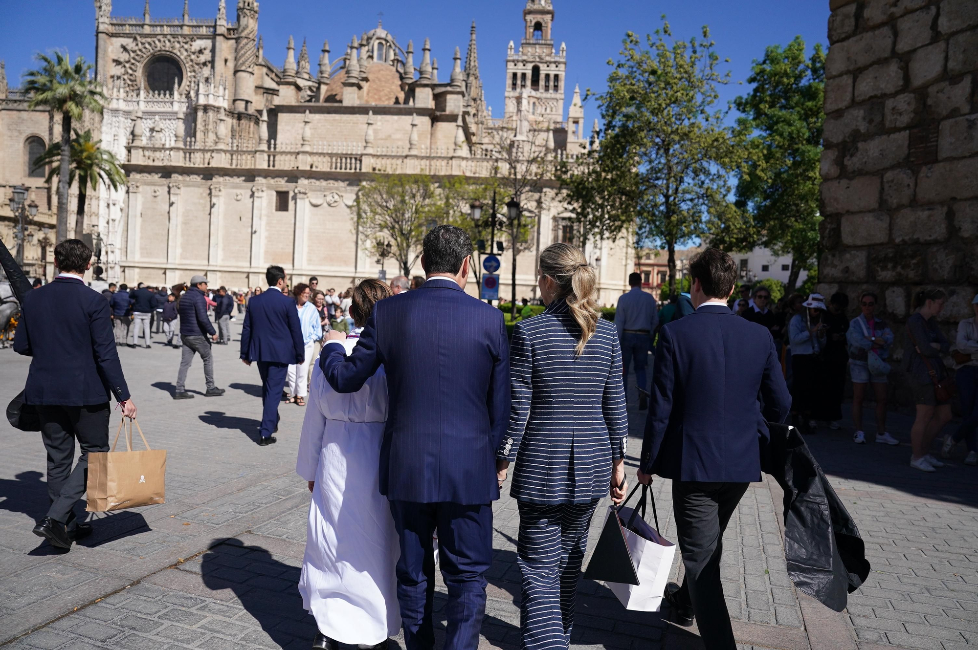 Moreno y su esposa junto a sus hijos rumbo a la iglesia del Salvador en Sevilla.