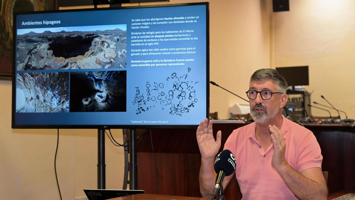El doctor del Observatorio Canario de Algas Nocivas Grupo EOMAR Ecoaqua de la Universidad de Las Palmas de Gran Canaria, Emilio Soler, durante la presentación de un estudio de investigación en el que se han descubierto 4 nuevas especies de algas endémicas de la isla de El Hierro, localizadas en diferentes tubos volcánicos de la isla.