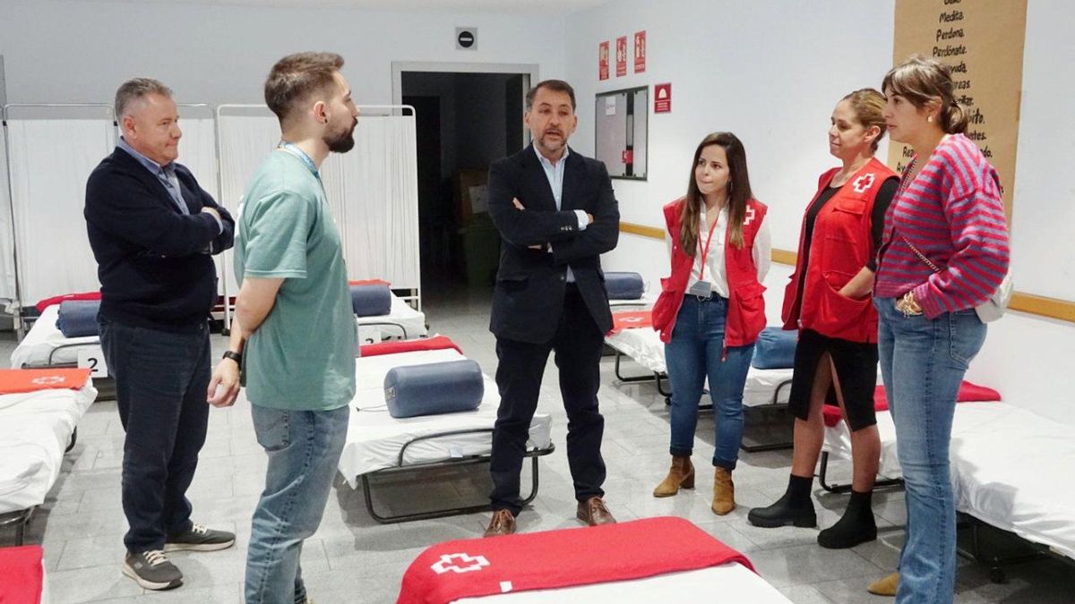 El alcalde de Santa Cruz de Tenerife, José Manuel Bermúdez (CC), junto con personal de Cruz Roja