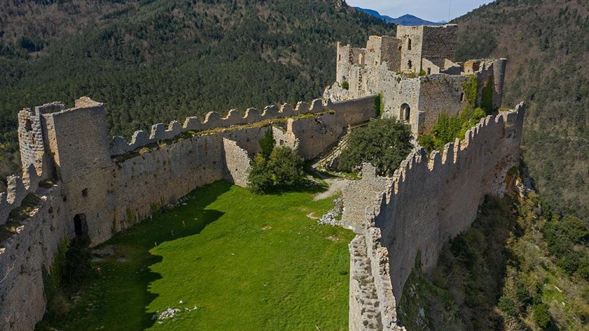 La muralla rodea por completo el recinto, conservando hoy gran parte de su gloria y de su fuerza defensiva original