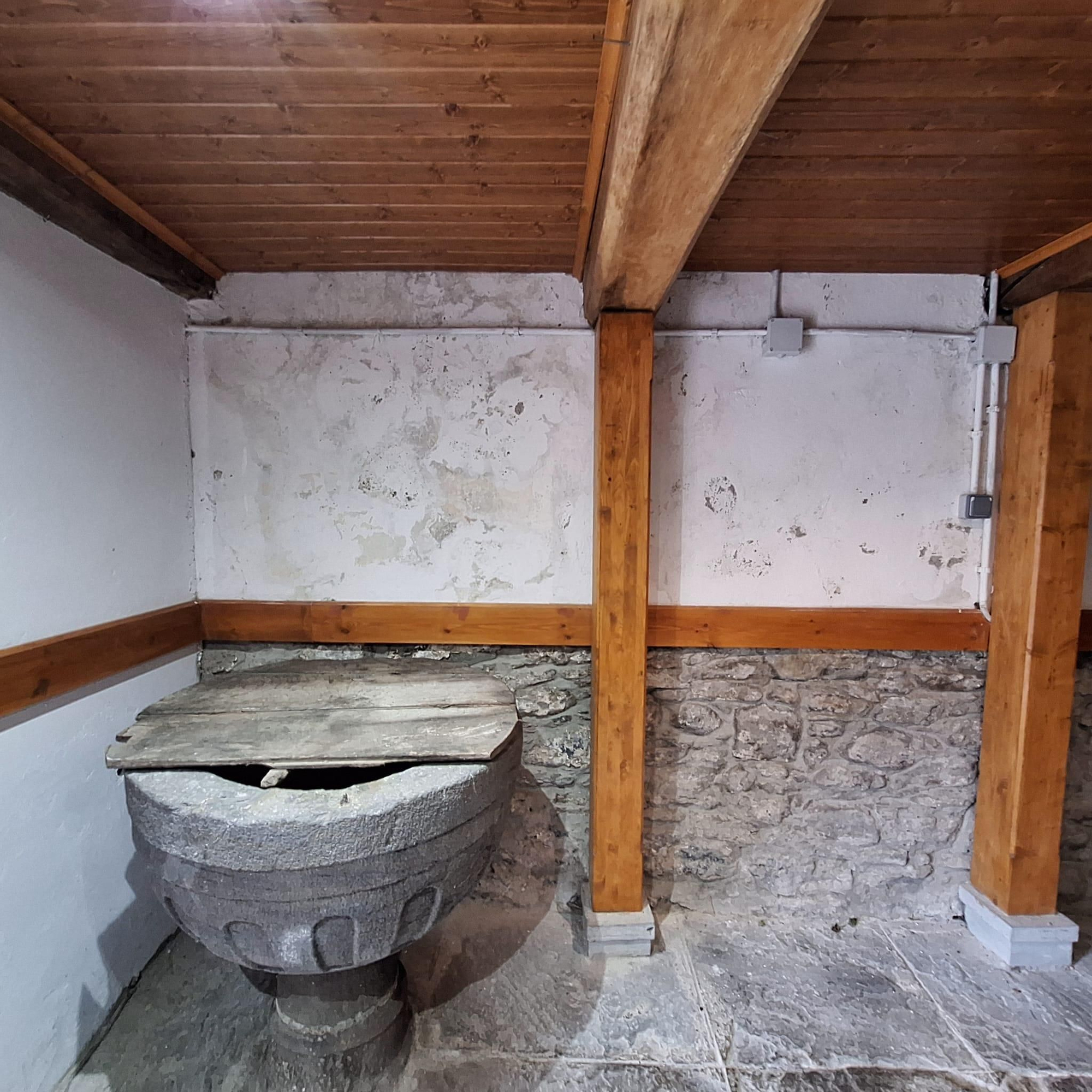 Interior de la antigua iglesia de Caboalles de Abajo.