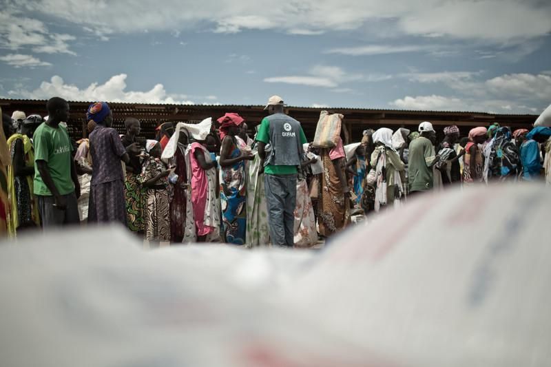 Organizaciones humanitarias como Oxfam Intermón están trabajando sobre el terreno para garantizar que las personas afectadas por el conflicto tienen acceso a comida, agua e instalaciones de higiene como letrinas y cabinas de baño. El campo de desplazados de Mingkaman, en Awerial, se ha convertido en refugio para casi 100.000 personas, principalmente de la etnia dinka, que huyeron de los enfrentamientos violentos en el estado de Jonglei, principalmente de la ciudad de Bor. Las personas que llegan necesitan agua, comida y un techo dónde refugiarse. Sudán del Sur afronta una grave crisis a causa de la violencia que se desató en diciembre de 2013 entre las fuerzas leales al presidente Salva Kiir, y los combatientes aliados al ex vicepresidente Riek Machar. Cerca de un millón de personas han tenido que abandonar sus hogares a causa de los enfrentamientos y se han quedado sin medios propios para alimentarse. Un tercio de la población sufre inseguridad alimentaria.