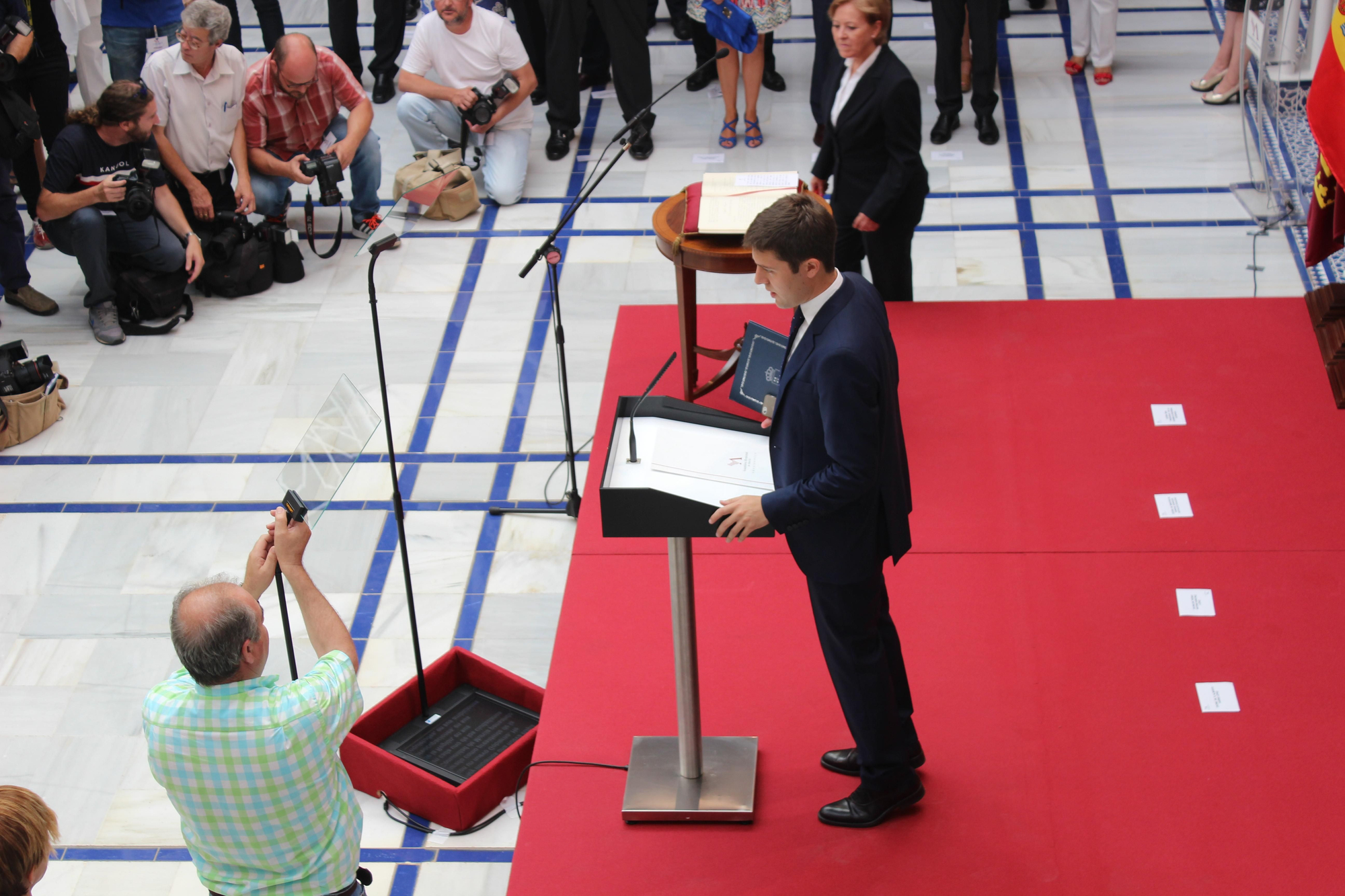 Los técnicos calibrando de nuevo el teleprompter para el discurso de Pedro Antonio Sánchez / PSS