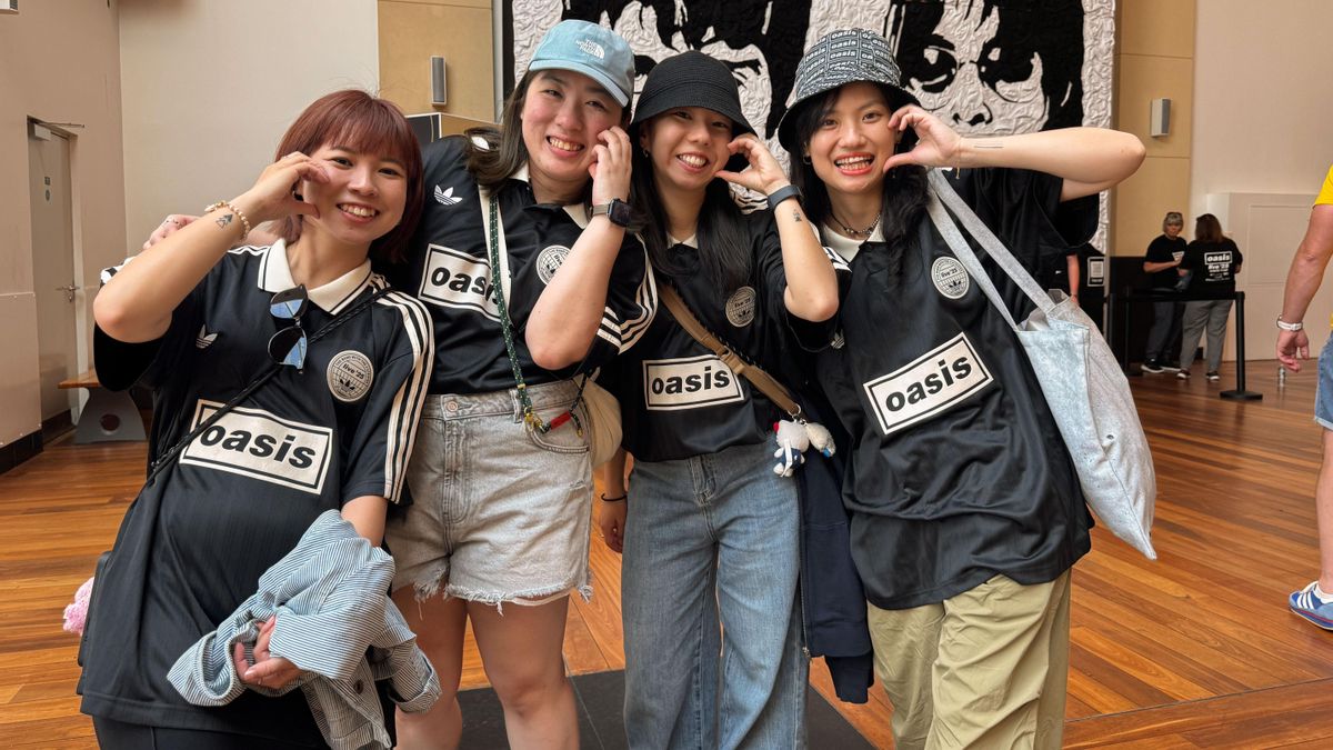 Seguidores de Oasis antes del concierto en Cardiff