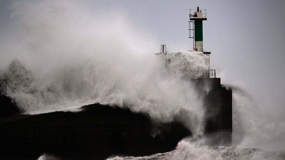 Grandes olas golpean la linterna de faro de San Esteban de Bocamar este viernes.