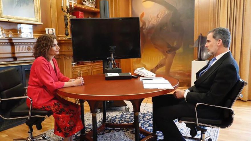 Fotografía facilitada por la Casa Real que muestra al rey Felipe VI durante la reunión mantenida este miércoles con la ministra de Hacienda, María Jesús Montero, para analizar la evolución de la crisis sanitaria del coronavirus, al tiempo que mantiene "contacto permanente" con el presidente del Gobierno, Pedro Sánchez, han informado fuentes de la Casa Real.