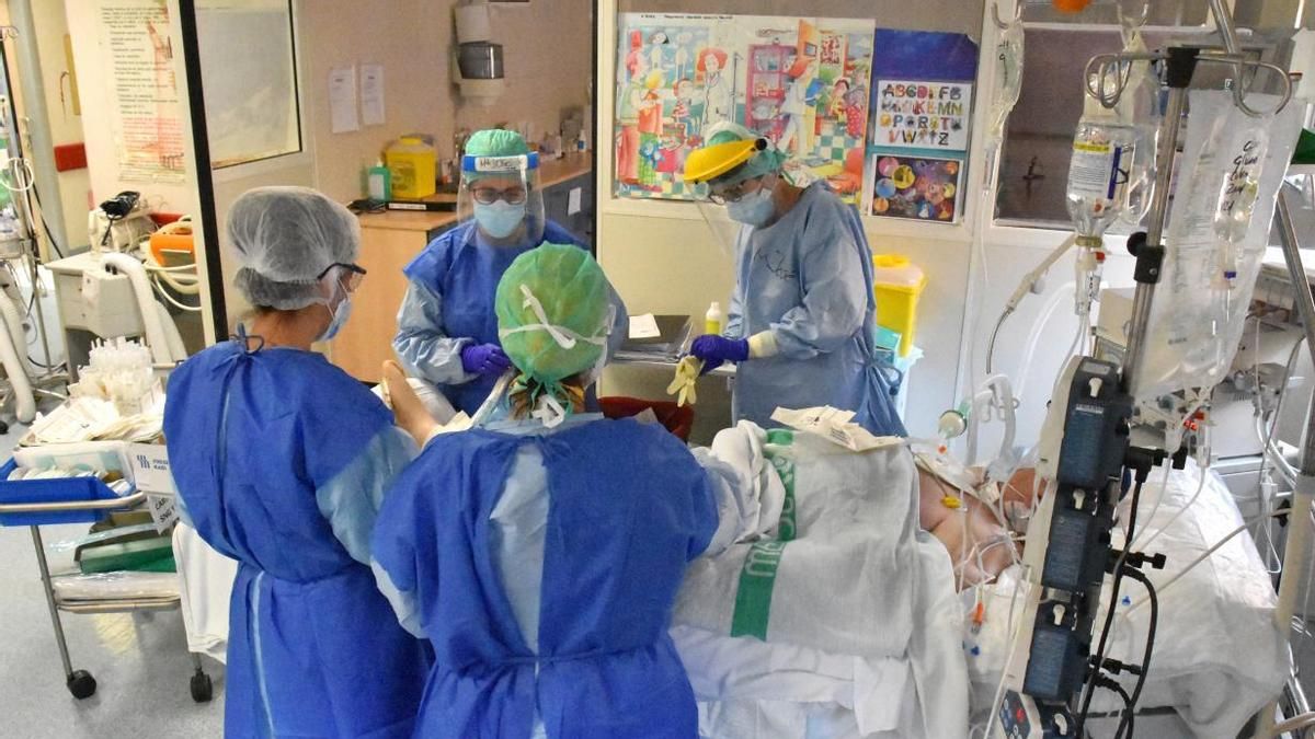 Sanitarios en un hospital de Castilla-La Mancha durante la pandemia