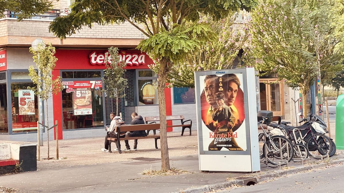 Jóvenes malienses, en la calle en Vitoria