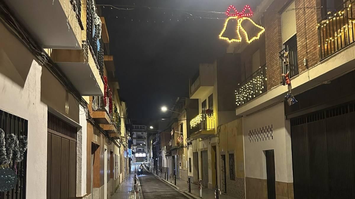 Calle iluminada por los propios vecinos