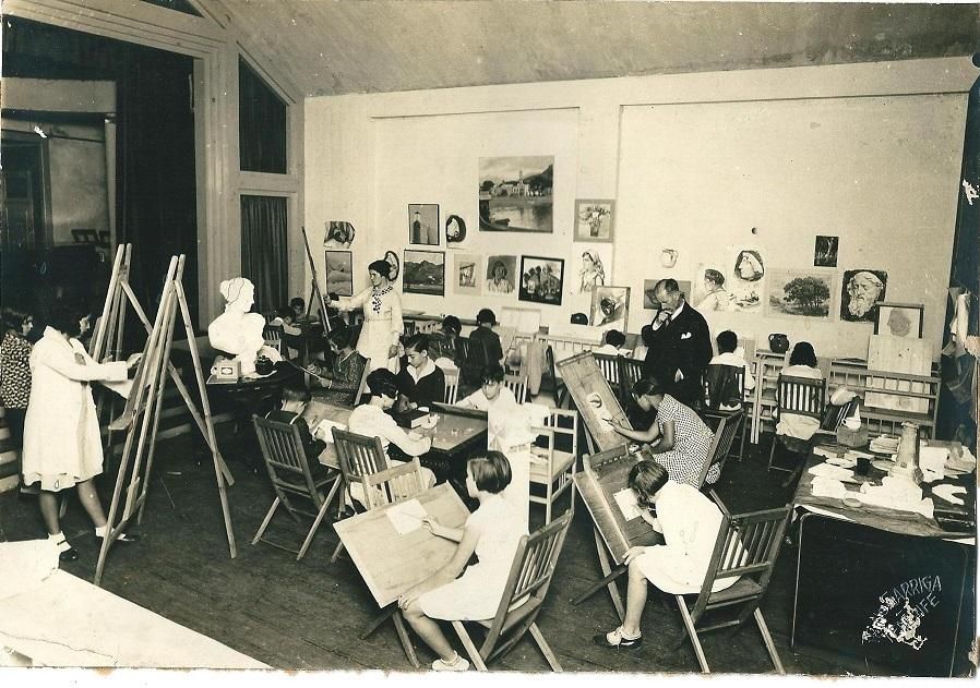 Imagen histórica de una clase pintura de su primer presidente, Francisco Bonnín, en el teatro del Círculo de Bellas Artes de Tenerife (CBATenerife).