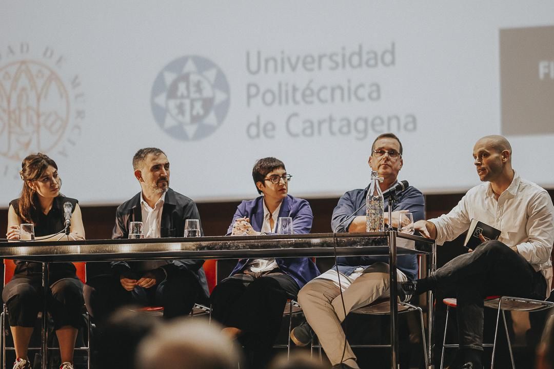 Los ponentes Patricia Ruiz Guevara, coordinadora de Maldita Tecnología de Maldita.es; Ignacio Escolar, director de elDiario.es; Carlos Castillo, periodista especializado en Tecnología de elDiario.es; Juan Miguel Aguado, catedrático de Periodismo en la Facultad de Comunicación y Documentación de la Universidad de Murcia (UMU), y Elisa Reche, directora de elDiario.es Región de Murcia