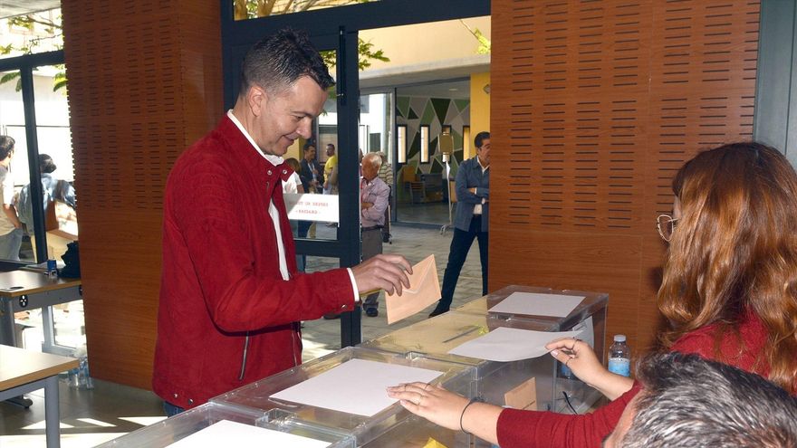 El ministro de Industria, Comercio y Turismo, Héctor Gómez, ejerce el derecho a voto en Chío, en Guía de Isora, Santa Cruz de Tenerife, Canarias (España).
