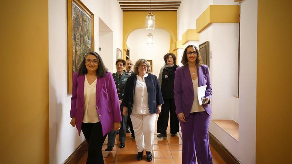 A la izquierda, en primer plano, María José Ruiz, científica y profesora de la Universidad de Castilla-La Mancha en Toledo, en el Parlamento regional