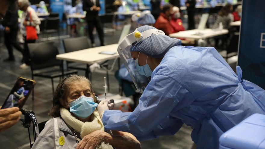 Una enfermera aplica una vacuna contra la covid-19 a un adulto mayor en el coliseo Movistar Arena, en Bogotá (Colombia). EFE/Carlos Ortega/Archivo