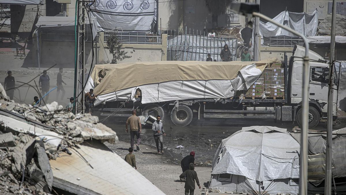 Un camión con ayuda humanitaria llega a Ciudad de Gaza, el 25 de mayo de 2025.