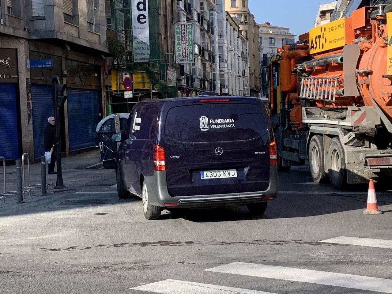 Una furgoneta fúnebre, por Vitoria
