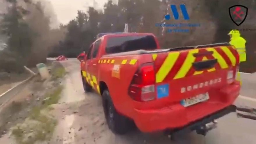 Vehículos del Consorcio de Bomberos apoyados por maquinaria y equipos de conservación de la Junta han retirado elementos que se encontraban en la vía de la zona rural de Los Pinares para habilitarla para acceder a El Secadero.
