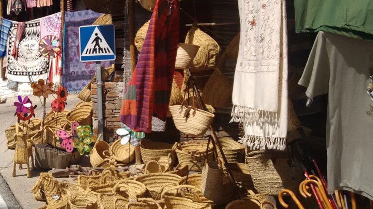 Comercios locales venden artesanía como jarapas y esparto en Pampaneira