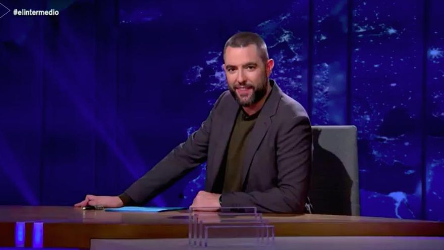 Dani Mateo presentó 'El Intermedio' por primera vez en sustitución de Wyoming, que apareció desde su casa