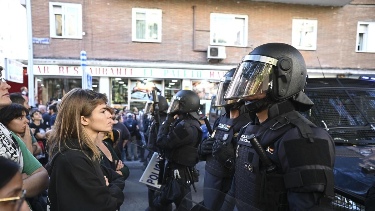 Imagen del pasado miércoles, día 23, cuando decenas de personas se concentraron en la calle del Alcalde Sainz de Baranda, en el madrileño distrito de Retiro, cerca del domicilio del que fue desahuciada Maricarmen, una anciana de 87 años. EFE/ Fernando Villar