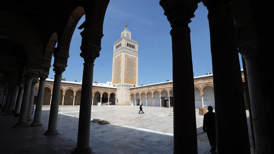 Un trabajador con mascarilla  barre la mezquita Al-Zaytuna en Túnez, Túnez.EFE/EPA/MOHAMED MESSARA